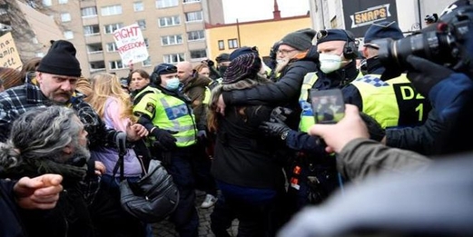 السويد.. إصابة 6 من عناصر الشرطة خلال تفريق احتجاجات على قيود كورونا