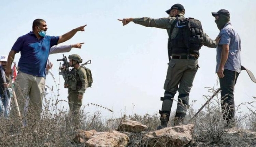 إصابة مواطن فلسطيني وزوجته في اعتداءات للمستوطنين بالضفة الغربية المحتلة