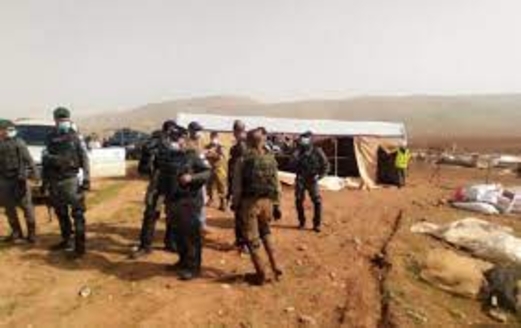 قوات الاحتلال تداهم خربة حمصة وتصور خيام المواطنين