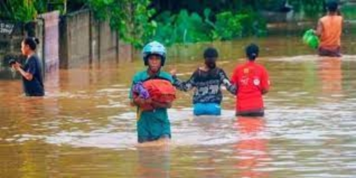 مصرع 71 شخصاً وفقدان العشرات جراء فيضانات في إندونيسيا وتيمور الشرقية