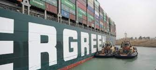 مصر تكشف لأول مرة عن حادث وقع أثناء تعويم السفينة “إيفر غيفين” في قناة السويس