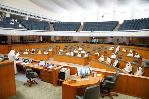 رفع جلسة البرلمان الكويتي بعد جلوس نواب في مقاعد الوزراء