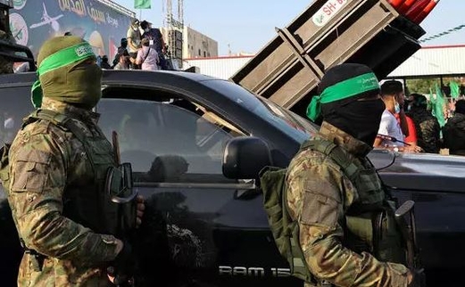 استعراض عسكري لحماس في قطاع غزة يتخلّله عرض راجمات وصواريخ ومسيّرة