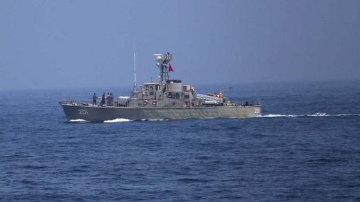 غرق أكبر سفينة تابعة للبحرية الإيرانية بعد اشتعال النيران فيها قرب خليج عمان