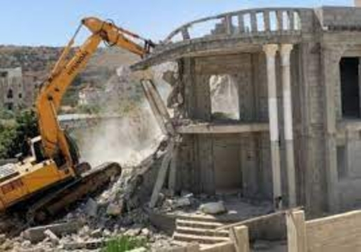 الاحتلال الاسرائيلي يخطر بهدم 6 محلات ويصادر جرافة جنوب جنين