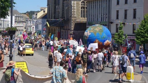 مئات المتظاهرين يغلقون الشوارع قرب موقع قمة مجموعة السبع