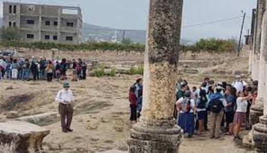 مئات المستوطنين يقتحمون المنطقة الأثرية و الاحتلال يغلق مداخل بلدة عزون شرق قلقيلية