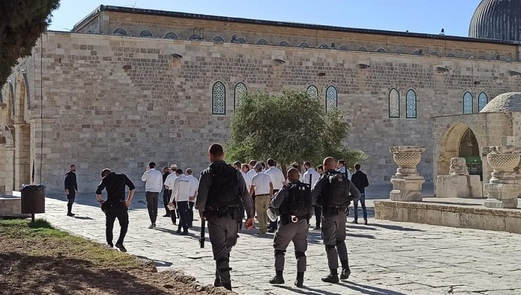 استشهاد مواطنة فلسطينية قرب حاجز حزما واقتحام جديد للأقصى المبارك