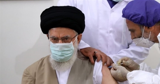 السيد خامنئي يتلقى الجرعة الأولى من لقاح كورونا الإيراني