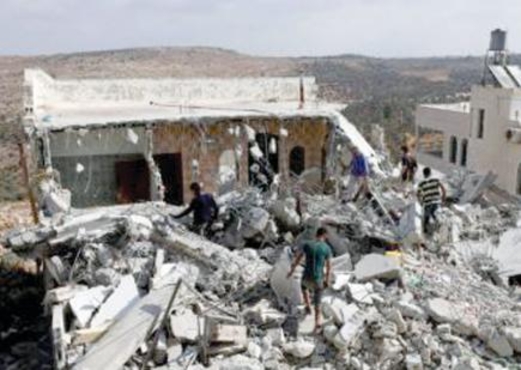 قوات الاحتلال تعتقل 6 فلسطينيين وتهدم مدرسة في القدس المحتلة