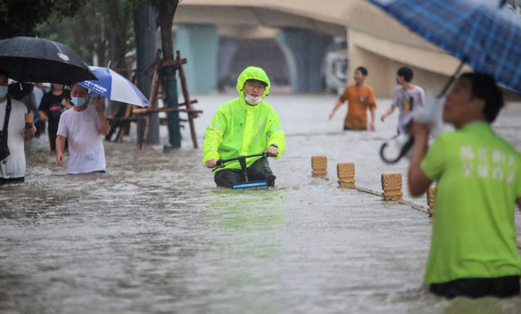مصرع 12 شخصا وإجلاء 100 ألف جراء فيضانات بمقاطعة (خنان) بوسط الصين