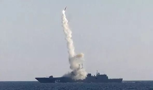 روسيا تطلق صاروخاً يحلق بـ9 أضعاف سرعة الصوت.. هل وجدت أخيراً سلاحاً يردع حاملات الطائرات الأمريكية؟