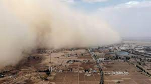 عاصفة رملية هائلة تبتلع مدينة في الصين