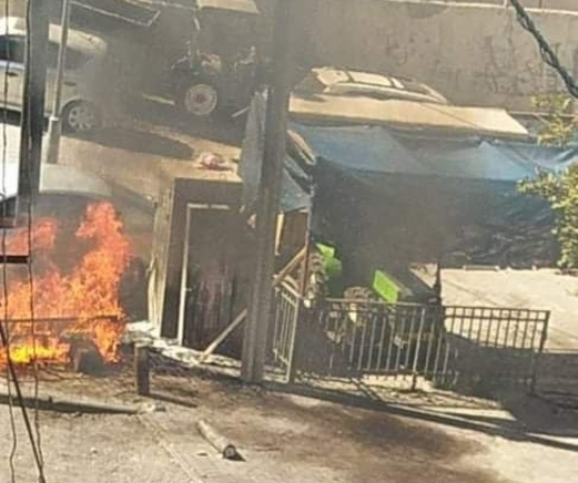 شبان فلسطينيون يحرقون عمود مثبت عليه كاميرات للاحتلال في سلوان