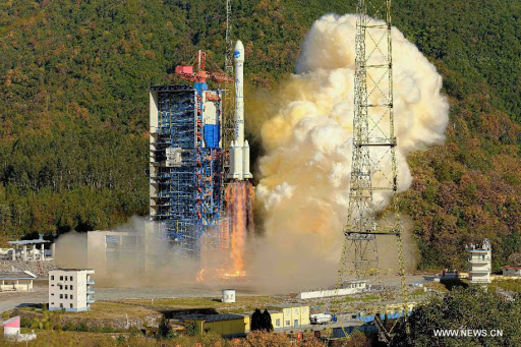 الصين تطلق قمرين صناعيين للوسائط المتعددة