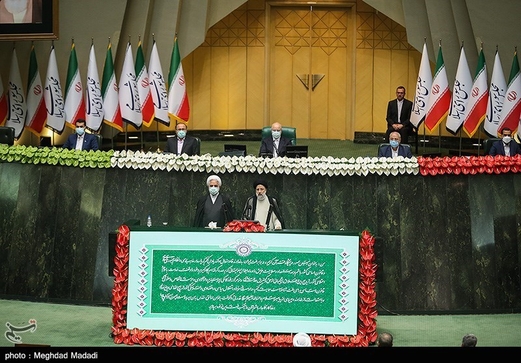 الرئيس الإيراني الجديد إبراهيم رئيسي يؤدي اليمين الدستورية أمام البرلمان
