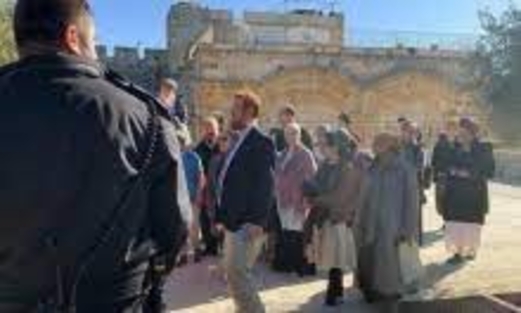 مستوطنون يتقدمهم المتطرف “غليك” يقتحمون الأقصى