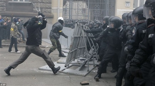 أوكرانيا.. اشتباكات بين الشرطة والقوميين المتعصبين عند مكتب رئيس البلاد