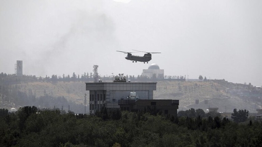 إنزال العلم الأمريكي من مبنى سفارتها في كابول وتأكيد حريق في مطار كابول