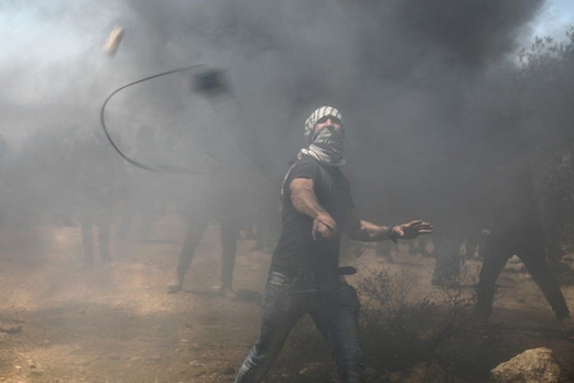 إصابة عشرات الفلسطينيين خلال مواجهات مع قوات العدو في قرية بيتا جنوب نابلس إصابة عشرات الفلسطينيين خلال مواجهات مع قوات العدو في قرية بيتا جنوب نابلس