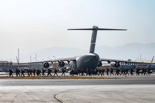 بعد إقلاع آخر طائرة أمريكية.. هل تغلق طالبان مطار كابول أم يمكنها تشغيله؟