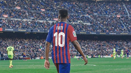برشلونة يعلن منح القميص رقم 10 لأنسو فاتي رسمياً