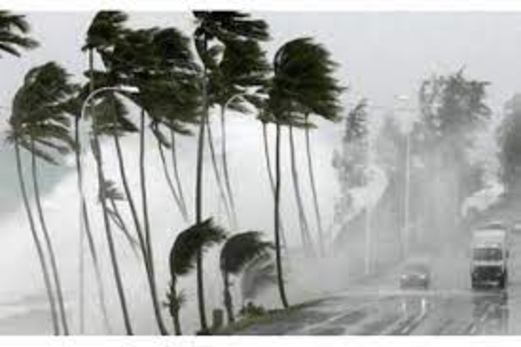 المركز الوطني الأمريكي للأعاصير يحذر من تحول العاصفة لاري لإعصار من الفئة الثانية