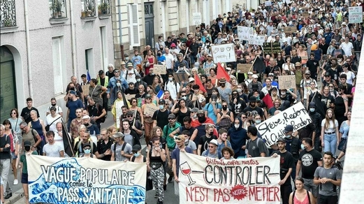 140 ألف فرنسي يتظاهرون للأسبوع الثامن احتجاجا على إلزامية الشهادة الصحية