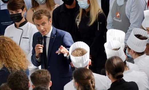 ماكرون يتعرض للرشق بالبيض للمرة الثانية هذا العام