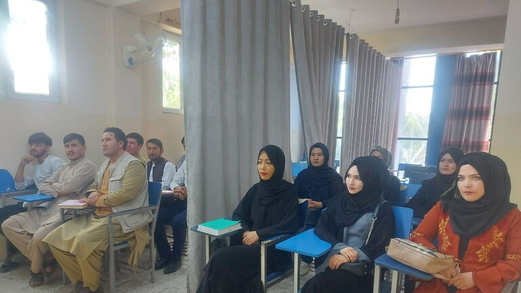 نيويورك تايمز”: “طالبان” تمنع النساء من دخول حرم جامعة كابل حتى خلق”بيئة إسلامية”