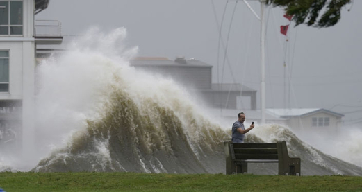 مسقط.. إنقاذ 25 شخصاً حاصرتهم الأمطار جراء الإعصار شاهين