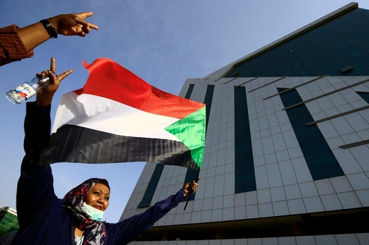 الشارع السوداني يغلي.. وزراء يتقدمون مظاهرة تطالب بإبعاد الجيش عن الحكم، وأخرى تدعو لإقالة الحكومة