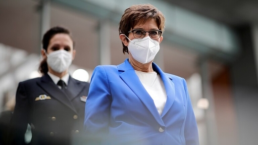 وزيرة الدفاع الألمانية تلوح بإمكانية استخدام الناتو “وسائل عسكرية” ضد روسيا