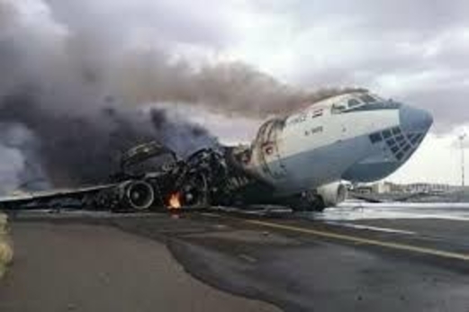 مقتل طيار وإصابة آخر بتحطم طائرة شحن في إندونيسيا