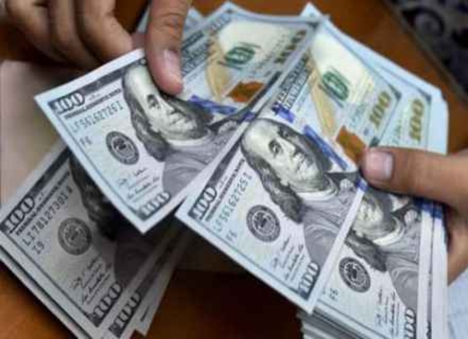 الدولار ينخفض مع التركيز على احتمالات رفع الفائدة في أماكن أخرى