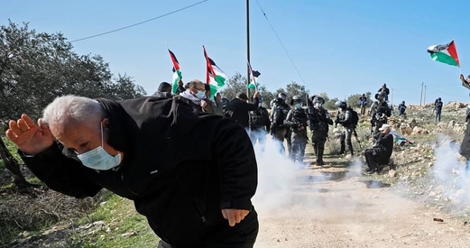 إصابة 7 فلسطينيين بالرصاص والعشرات بالاختناق في إعتداءات للاحتلال