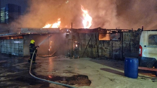 اندلاع حريق ضخم في مجمع للسيارات في “تل أبيب” يؤدي إلى وقوع انفجار