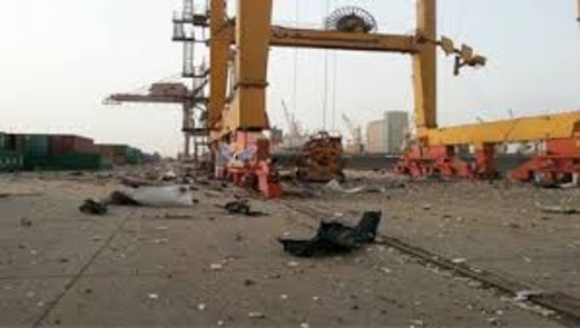 طيران العدوان يستهدف ميناء الحديدة