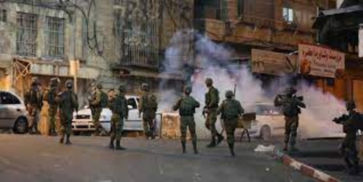 إصابة عشرات الفلسطينيين جراء اقتحام قوات الاحتلال باب الزاوية وسط الخليل