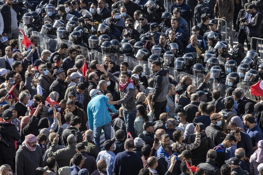 كوكب يحكمه الاستبداد.. 70% من البشر يعيشون تحت حكم قمعي، والوباء زاد الطين بلة