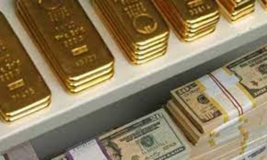  اقتصادي/ الدولار يرتفع إلى أعلى مستوى في عدة أشهر والذهب ينخفض