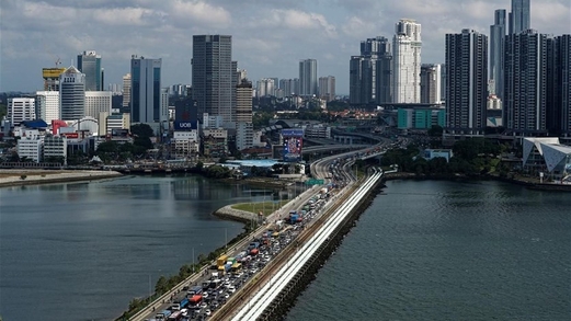 سنغافورة وماليزيا تعيدان فتح معبر حدودي مزدحم أمام المطعمين ضد كورونا