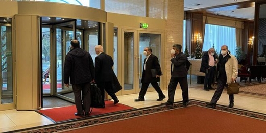 الوفد الإيراني إلى فيينا: أولويتنا إلغاء الحظر المفروض على البلاد