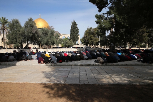 ألف مصلٍ يؤدون صلاة الجمعة في رحاب المسجد الأقصى المبارك