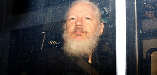 محكمة بريطانية تلغي قرار رفض تسليم مؤسس “ويكيليكس” إلى الولايات المتحدة