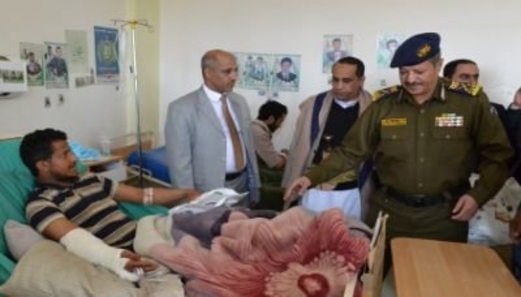 مدير مكتب الرئاسة ووزيرا الداخلية والكهرباء يتفقدون الجرحى بمستشفى الشرطة النموذجي