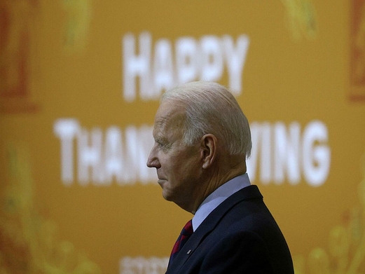 الكشف عن فحوصات بايدن بعد إصابة موظف قريب منه بكورونا