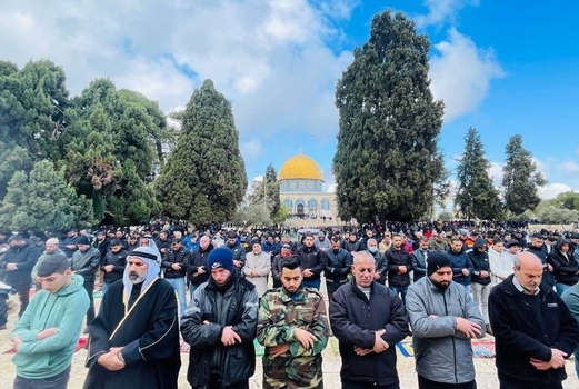 نحو 45 ألف مصل يؤدون صلاة الجمعة في باحات المسجد الأقصى