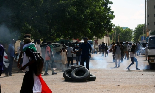 أمن السودان يطلق قنابل الغاز تجاه المتظاهرين الرافضين لانقلاب الجيش