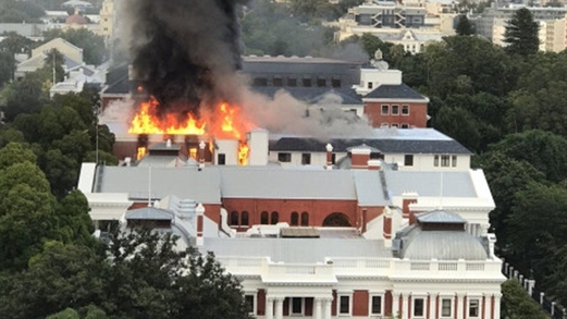 حريق في مقر برلمان جنوب أفريقيا في مدينة الكاب